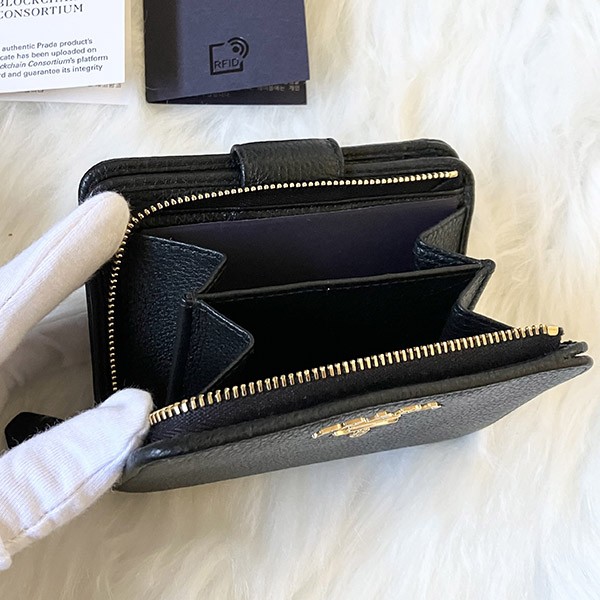 人気話題コラボ！プラダ Zip Compact Wallet ジップコンパクト財布 偽物♪