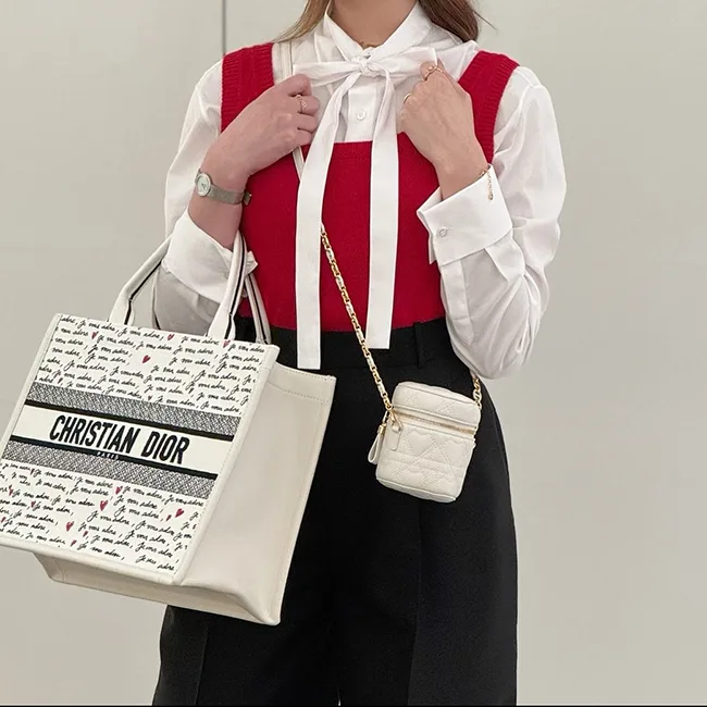 お洒落に★ディオール Book Tote バッグ n級品 ミディアム M1324CZBX_M933