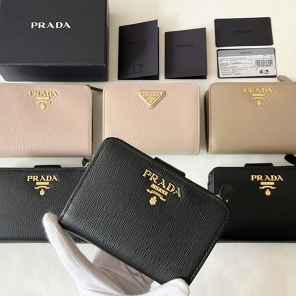 人気話題コラボ！プラダ Zip Compact Wallet ジップコンパクト財布 偽物♪