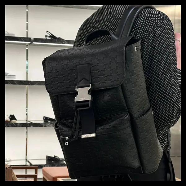 お早めに★【セリーヌ】ブラックトリオンフエンボスバックパック パチモン 120813GLK.38SI