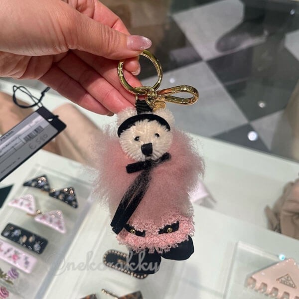 ギフトに プラダ 偽物 メタルリング付 Teddy バッグチャーム キーホルダー 1TO0