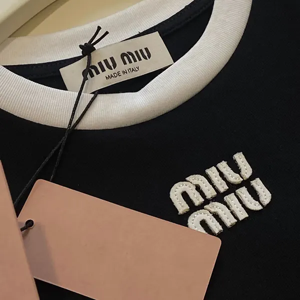 ミュウミュウ 刺繍ロゴ入りコットンジャージーTシャツ MJN522