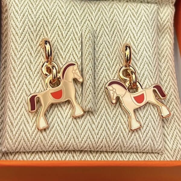 周りの視線を集めす エルメス Cheval ピアス  馬チャーム スーパーコピー