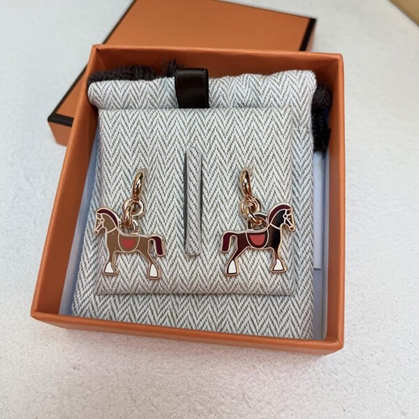 周りの視線を集めす エルメス Cheval ピアス  馬チャーム スーパーコピー