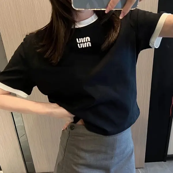 ミュウミュウ 刺繍ロゴ入りコットンジャージーTシャツ MJN522