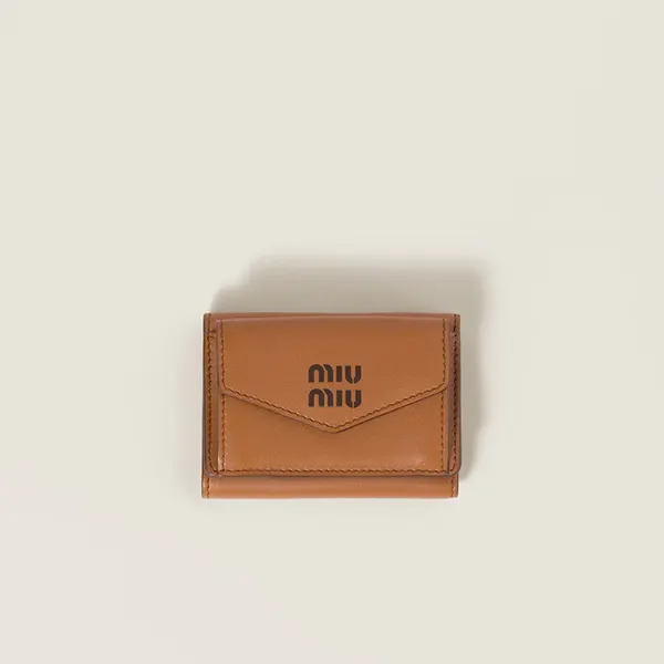 人気急上昇すぐ届く ミュウミュウ レザー ミニ 三つ折り 財布 コピー 5MH021_2CSB_F0A2C