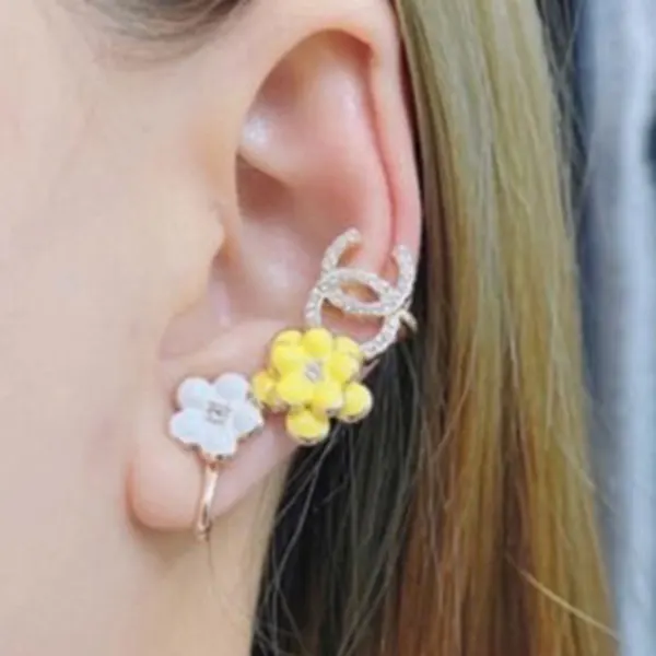お耳を包み込むお花がかわいい♡華やぐ25P シャネル ピアス コピー