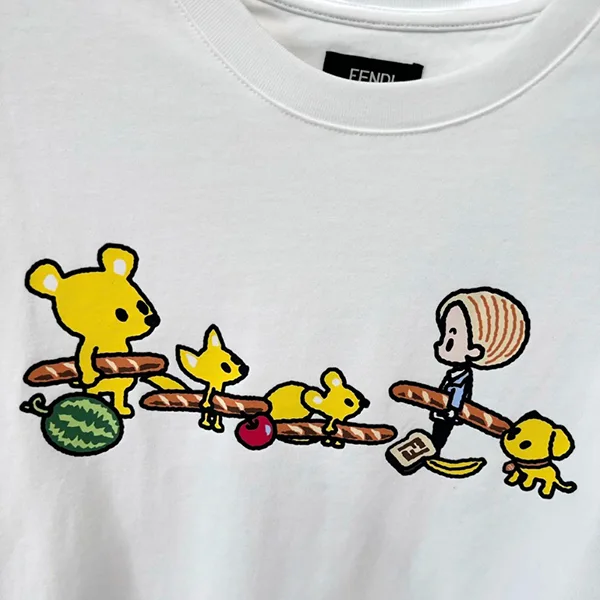《コラボアイテム》【フェンディ】Silvia and The Baguette Tシャツ 偽物