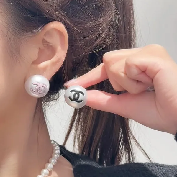 シャネル パール×CCマーク ロゴ ピアス 偽物 レジン 2色 xnr145222