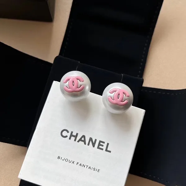 シャネル パール×CCマーク ロゴ ピアス 偽物 レジン 2色 xnr145222