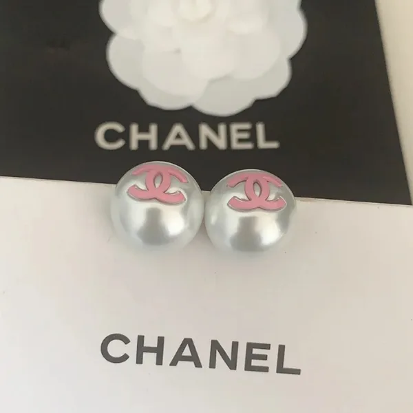 シャネル パール×CCマーク ロゴ ピアス 偽物 レジン 2色 xnr145222