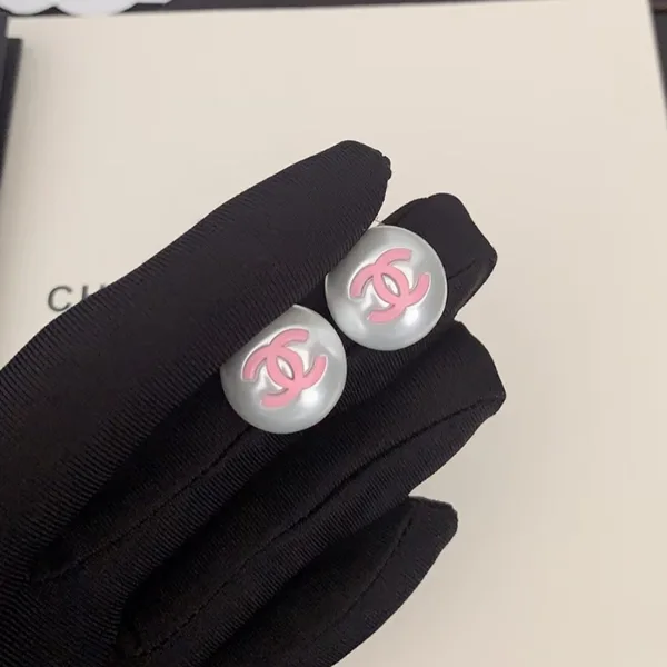 シャネル パール×CCマーク ロゴ ピアス 偽物 レジン 2色 xnr145222