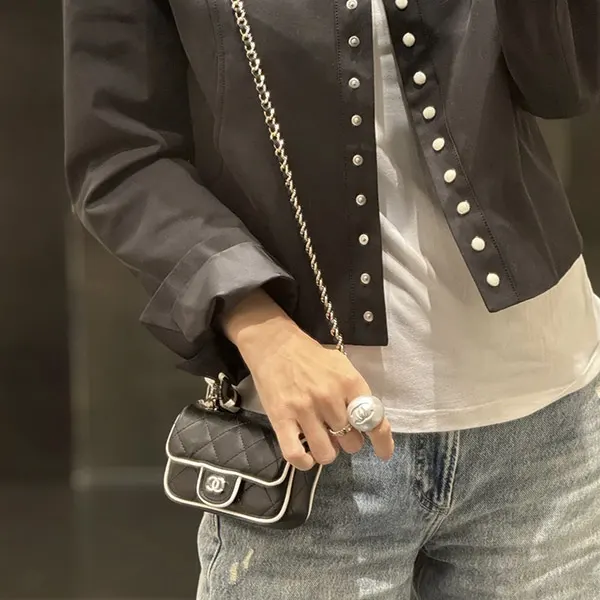 【上品で可愛い♪】シャネル チェーン クラッチ バッグ コピー バイカラー ミニバッグ AP4512-B19460-NAFJO