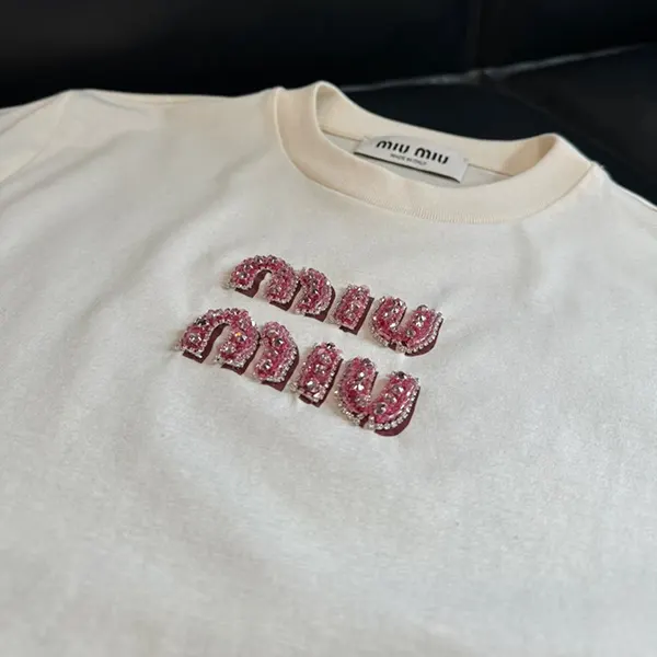 数量限定版！ミュウミュウ ロゴ刺繍 ジャージーTシャツ MJN499