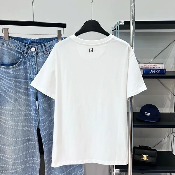 《コラボアイテム》【フェンディ】Silvia and The Baguette Tシャツ 偽物