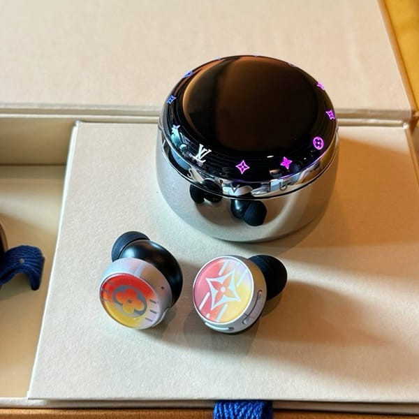 ルイヴィトン スーパーコピー ホライゾン ライト･アップ イヤホン 偽物 レッド QAB240 QAB230 QAB220 QAB250 QAB210 QAB260