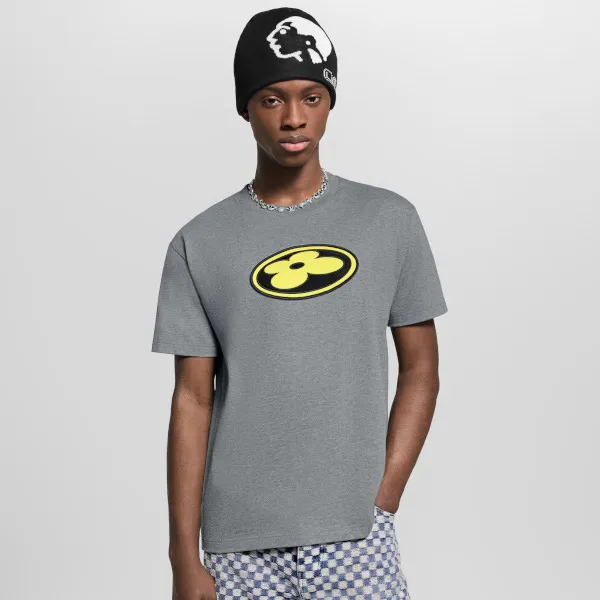 【光沢感のあるサテンパッチ】ルイヴィトン 偽物☆グラフィックパッチTシャツ 1AIMMD
