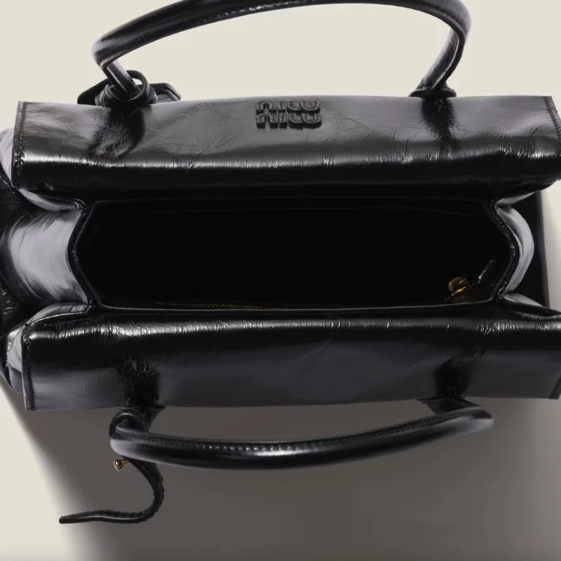 ミュウミュウ コピー ロゴ入り ソリテール シャイニーレザー バッグ miu250830