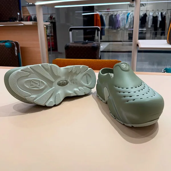 すぐ届☆クッション性高めで歩きやすい♪ルイヴィトン シャークサンダル 偽物 3色展開 1ADGM