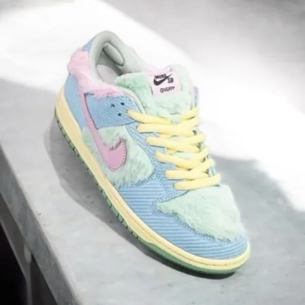 VERDY  偽物 ナイキ SB Dunk Low "Visty" FN6040-400