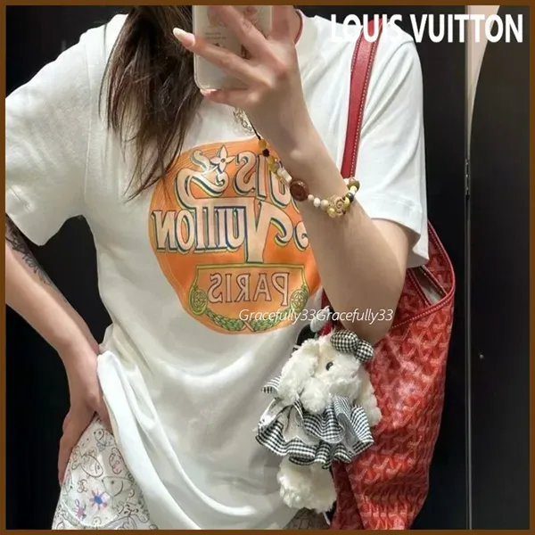【カジュアルコーデに♪】ルイヴィトン パリ トラベルスタンプTシャツ 偽物 1AHISY