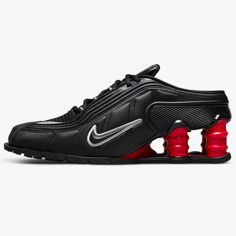 ナイキ マルティーヌローズ  偽物 コラボ SHOX MR4 ショックス DQ2401-001 ストリートモダンな足元で周りの視線を独占♪