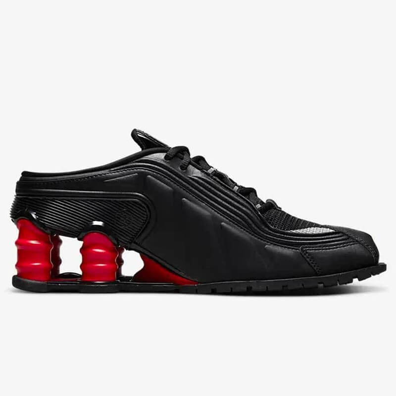 ナイキ マルティーヌローズ  偽物 コラボ SHOX MR4 ショックス DQ2401-001 ストリートモダンな足元で周りの視線を独占♪
