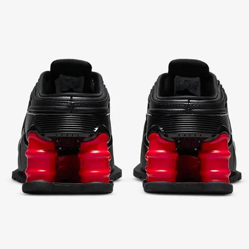 ナイキ マルティーヌローズ  偽物 コラボ SHOX MR4 ショックス DQ2401-001 ストリートモダンな足元で周りの視線を独占♪