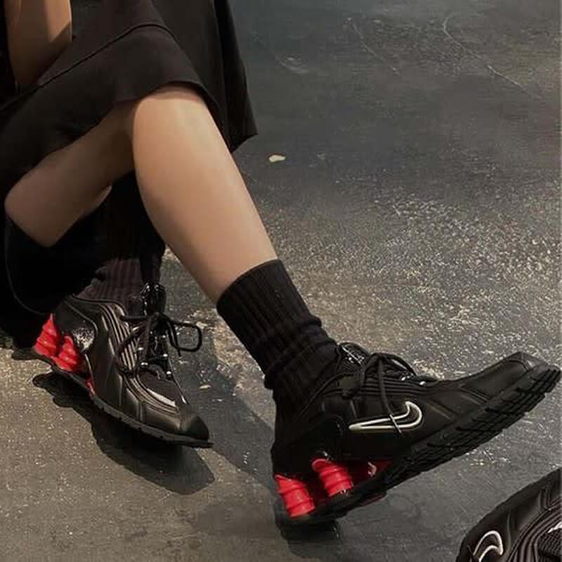 ナイキ マルティーヌローズ  偽物 コラボ SHOX MR4 ショックス DQ2401-001 ストリートモダンな足元で周りの視線を独占♪