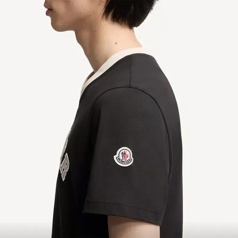 モンクレール ロゴ コットンピケ Vネック Tシャツ レプリカ 2色 mk20250805
