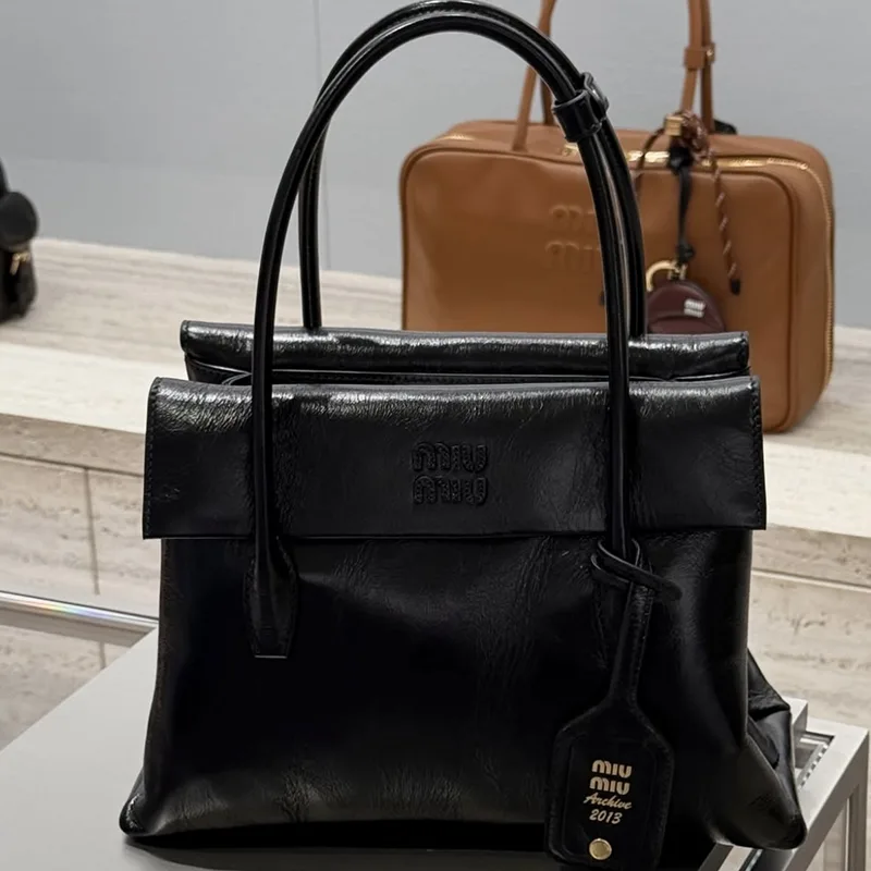 ミュウミュウ コピー ロゴ入り ソリテール シャイニーレザー バッグ miu250830