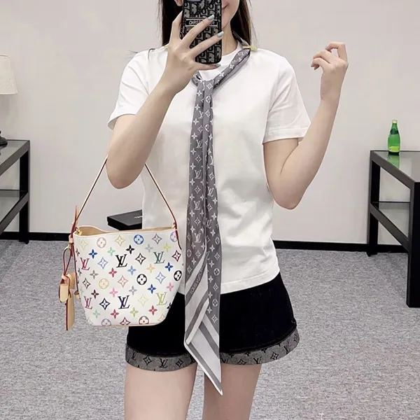 首元に差がつく一枚【ルイヴィトン コピー】Tシャツ シルクスカーフ付 1AIR42