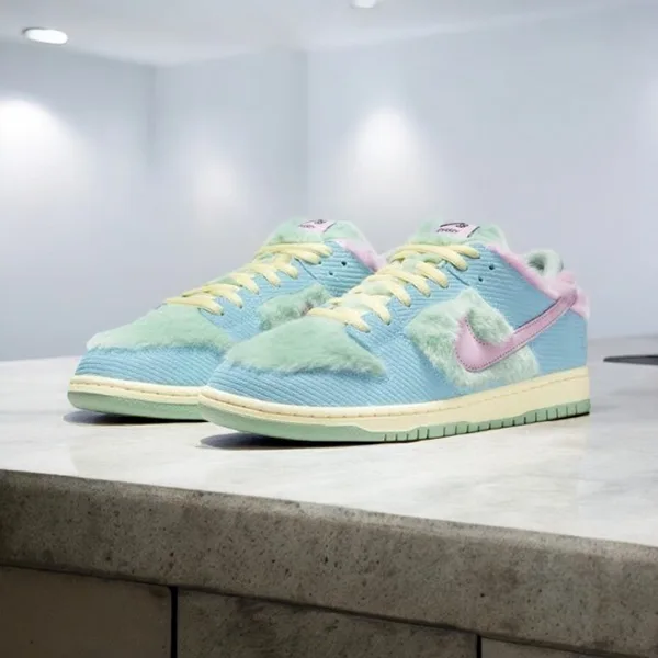VERDY  偽物 ナイキ SB Dunk Low "Visty" FN6040-400