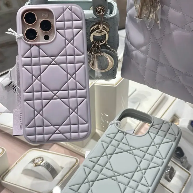 ディオール Travel iPhone 16 Pro Max ケース コピー商品 2色 S8071ZEVL_M848