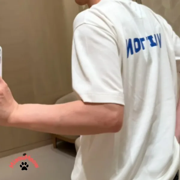 大人気定番☆メンズ*LV*ブルーブ ルイヴィトン コピー ロックロゴ ホワイト Tシャツ 半袖 1AIML