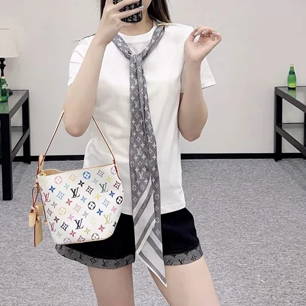 首元に差がつく一枚【ルイヴィトン コピー】Tシャツ シルクスカーフ付 1AIR42