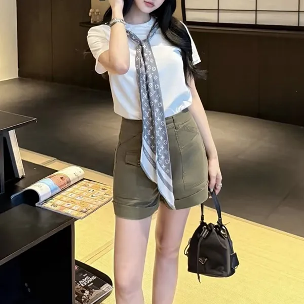 首元に差がつく一枚【ルイヴィトン コピー】Tシャツ シルクスカーフ付 1AIR42