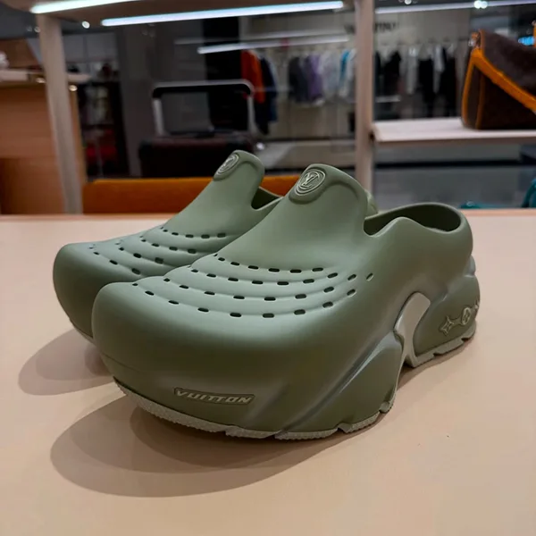 すぐ届☆クッション性高めで歩きやすい♪ルイヴィトン シャークサンダル 偽物 3色展開 1ADGM