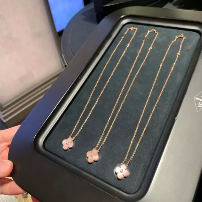 ヴァンクリーフ ホリデー 2025 决定 ヴィンテージ アルハンブラ コピー ネックレス☆ホリデー限定ネックレス☆vac221544