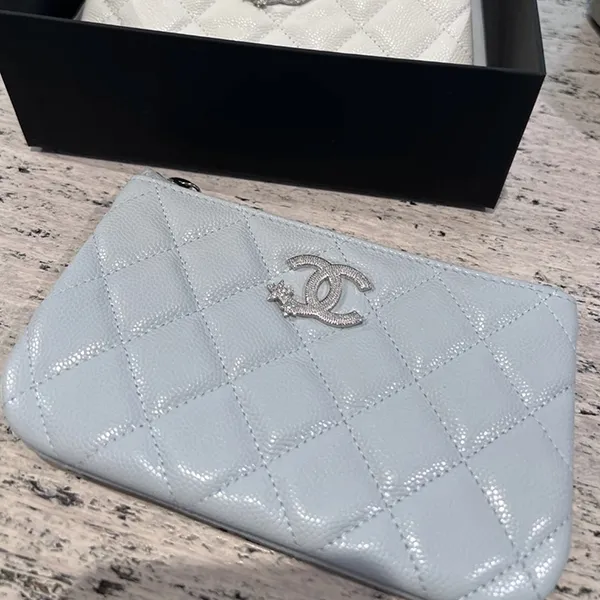 毎日使える シャネル コピー ミニポーチ シルバー金具 ロゴ キャビア ロゴ AP4811 B21489 94305