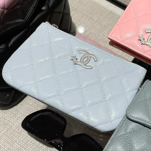 毎日使える シャネル コピー ミニポーチ シルバー金具 ロゴ キャビア ロゴ AP4811 B21489 94305